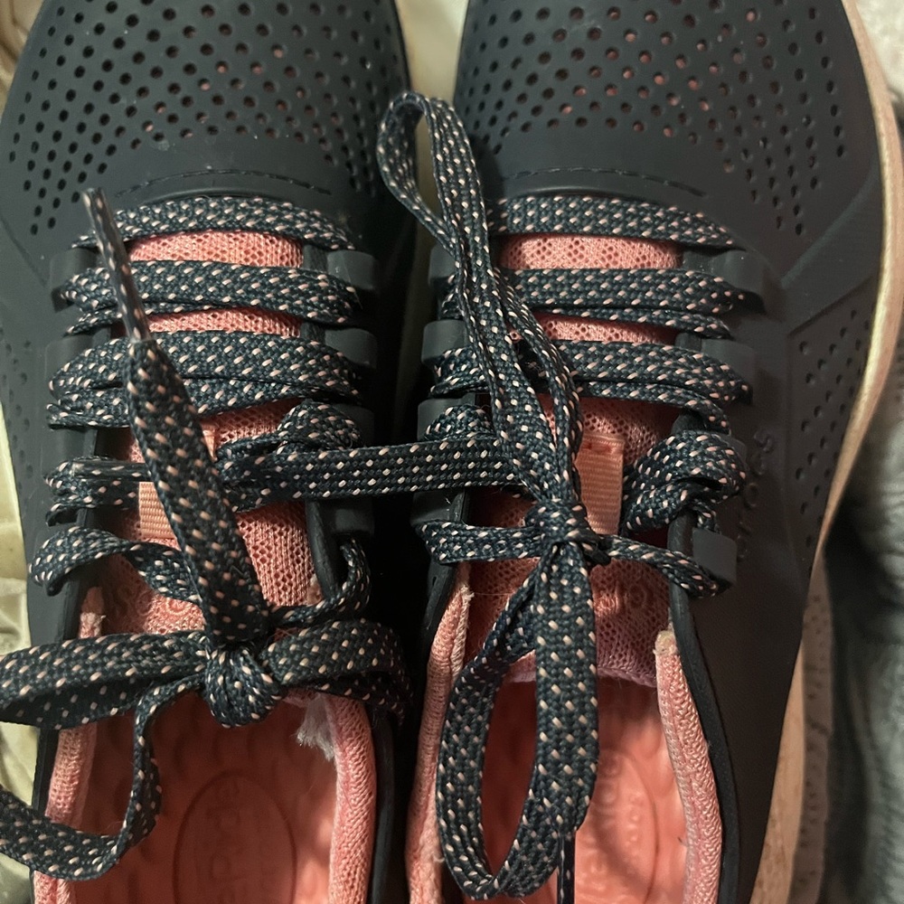 Crocs sneakers dark grey with pink woman’s size 7